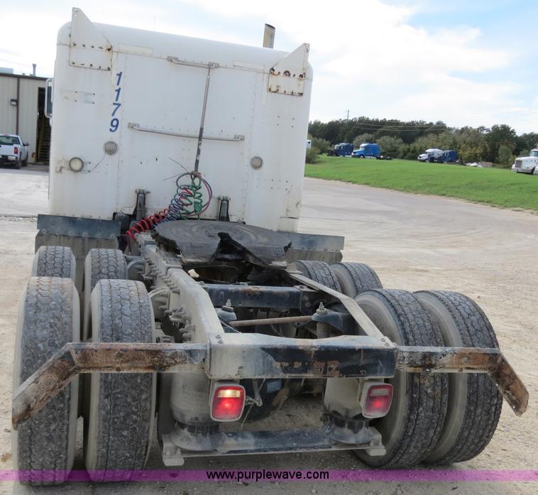 image for item B4527 2000 Peterbilt 377 semi truck