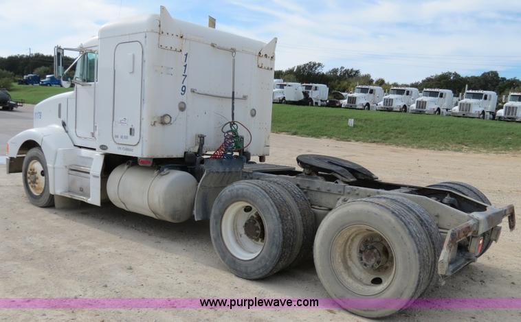 image for item B4527 2000 Peterbilt 377 semi truck