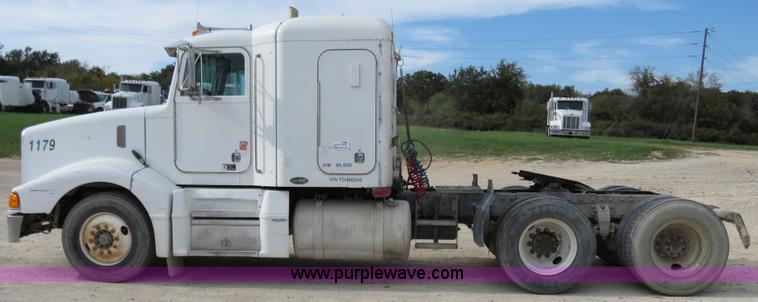 image for item B4527 2000 Peterbilt 377 semi truck
