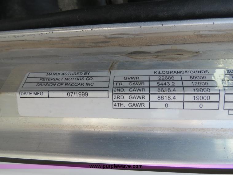 image for item B4527 2000 Peterbilt 377 semi truck