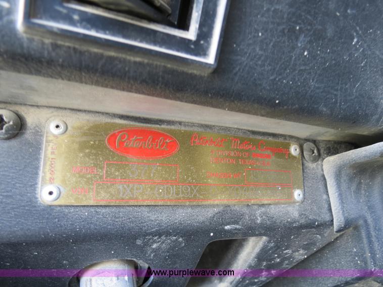 image for item B4527 2000 Peterbilt 377 semi truck