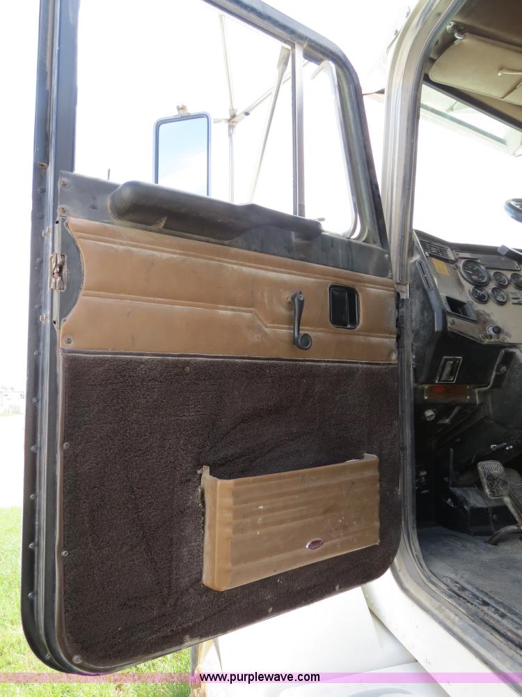 image for item B4527 2000 Peterbilt 377 semi truck