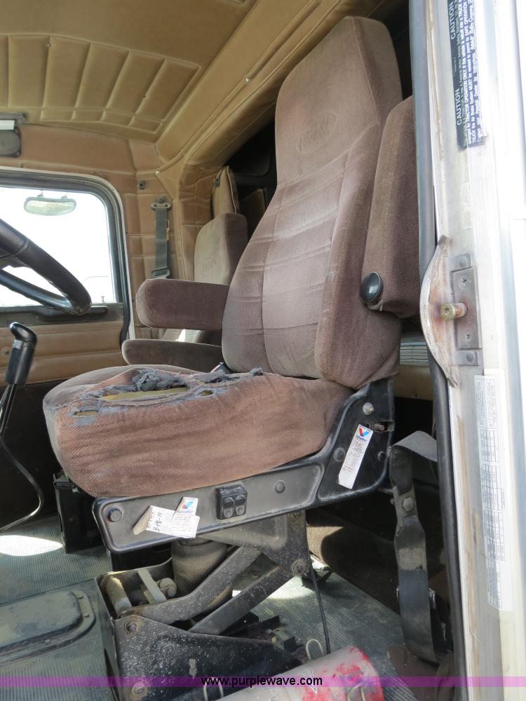 image for item B4527 2000 Peterbilt 377 semi truck