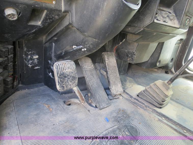 image for item B4527 2000 Peterbilt 377 semi truck