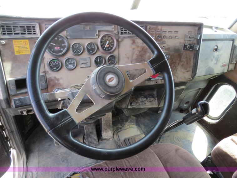 image for item B4527 2000 Peterbilt 377 semi truck