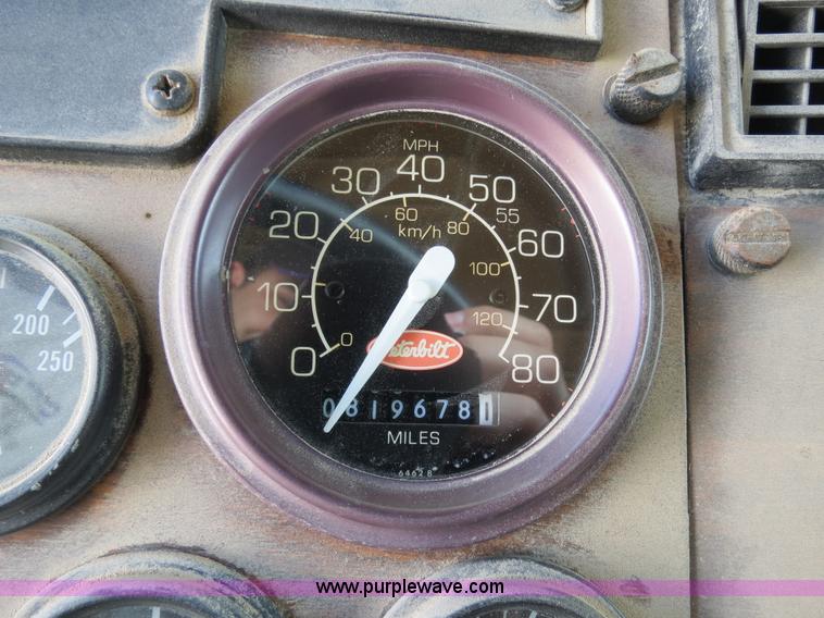 image for item B4527 2000 Peterbilt 377 semi truck