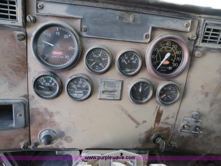 image for item B4527 2000 Peterbilt 377 semi truck