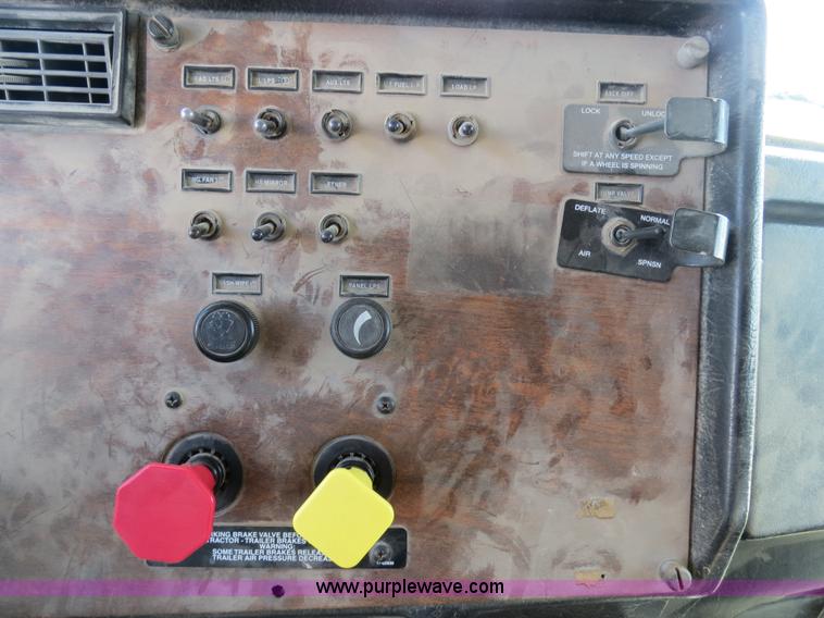 image for item B4527 2000 Peterbilt 377 semi truck