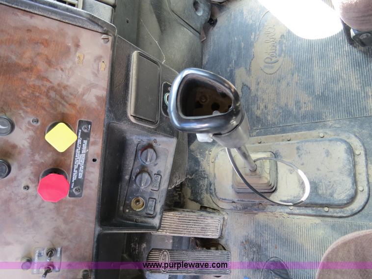 image for item B4527 2000 Peterbilt 377 semi truck