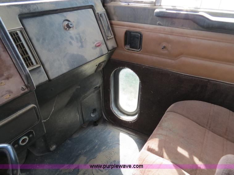 image for item B4527 2000 Peterbilt 377 semi truck