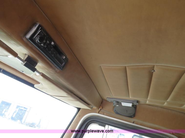 image for item B4527 2000 Peterbilt 377 semi truck