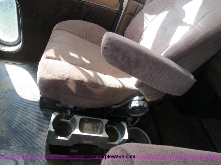 image for item B4527 2000 Peterbilt 377 semi truck