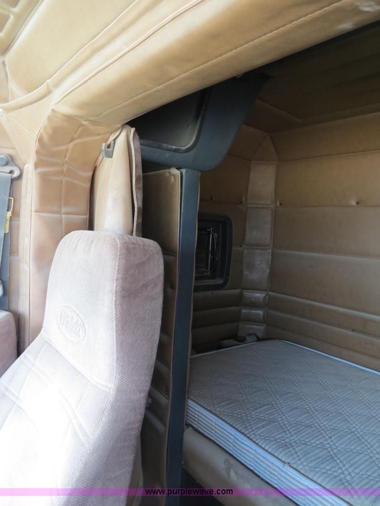 image for item B4527 2000 Peterbilt 377 semi truck