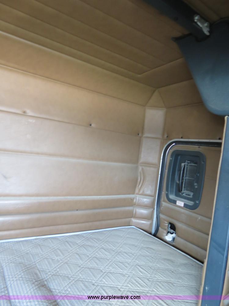 image for item B4527 2000 Peterbilt 377 semi truck