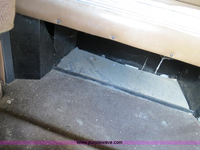 image for item B4527 2000 Peterbilt 377 semi truck