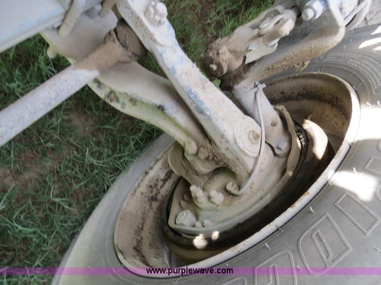 image for item B4527 2000 Peterbilt 377 semi truck