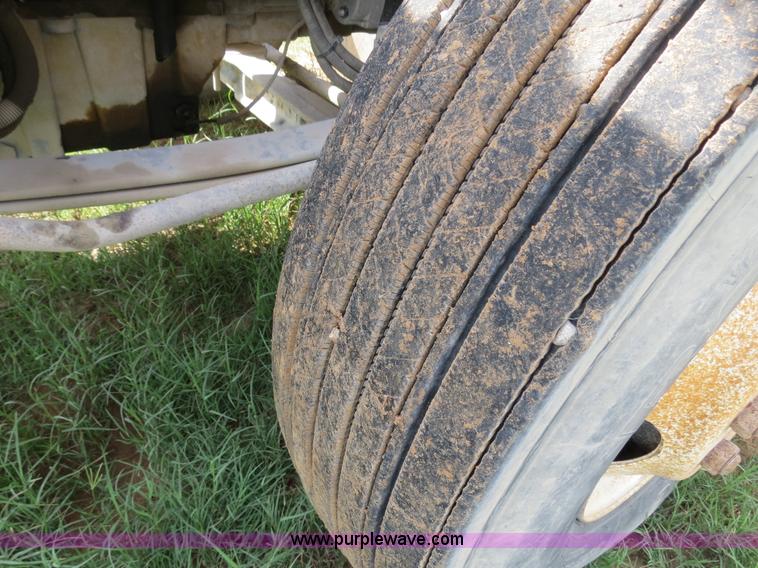 image for item B4527 2000 Peterbilt 377 semi truck