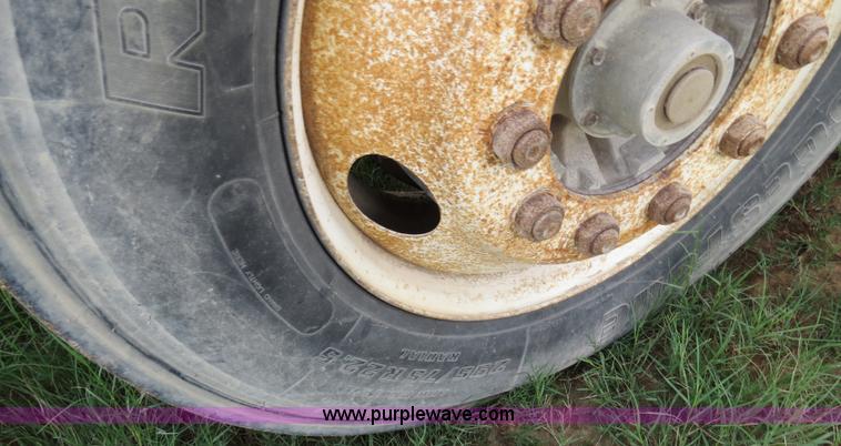 image for item B4527 2000 Peterbilt 377 semi truck