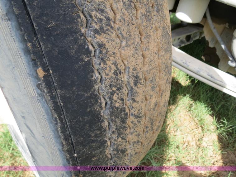 image for item B4527 2000 Peterbilt 377 semi truck