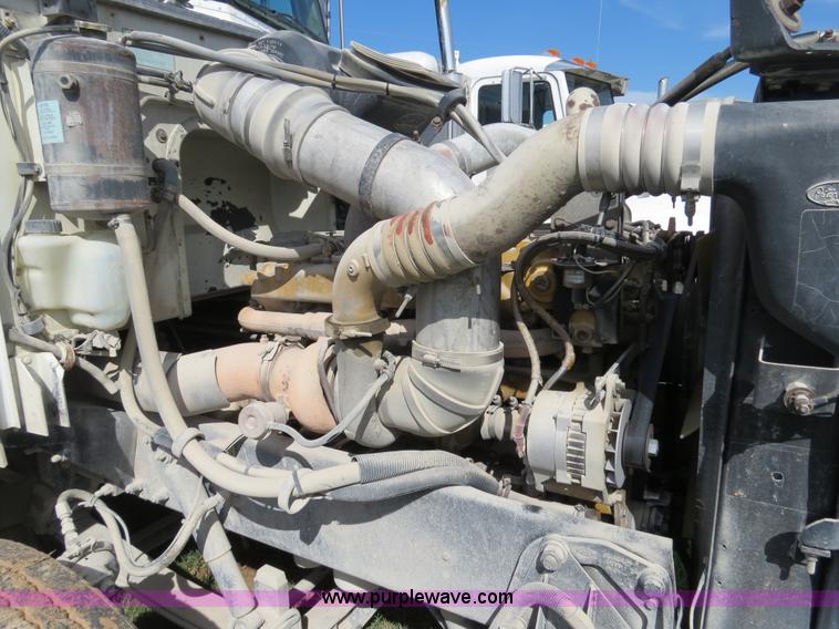 image for item B4527 2000 Peterbilt 377 semi truck