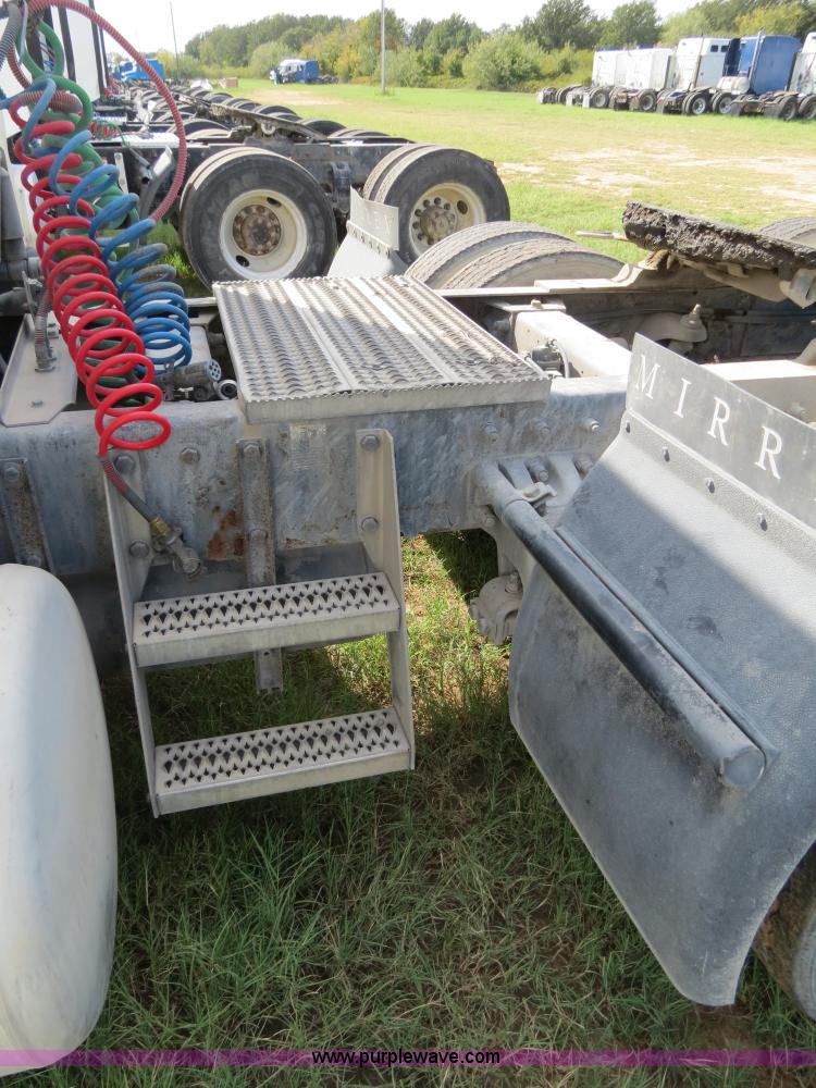 image for item B4527 2000 Peterbilt 377 semi truck