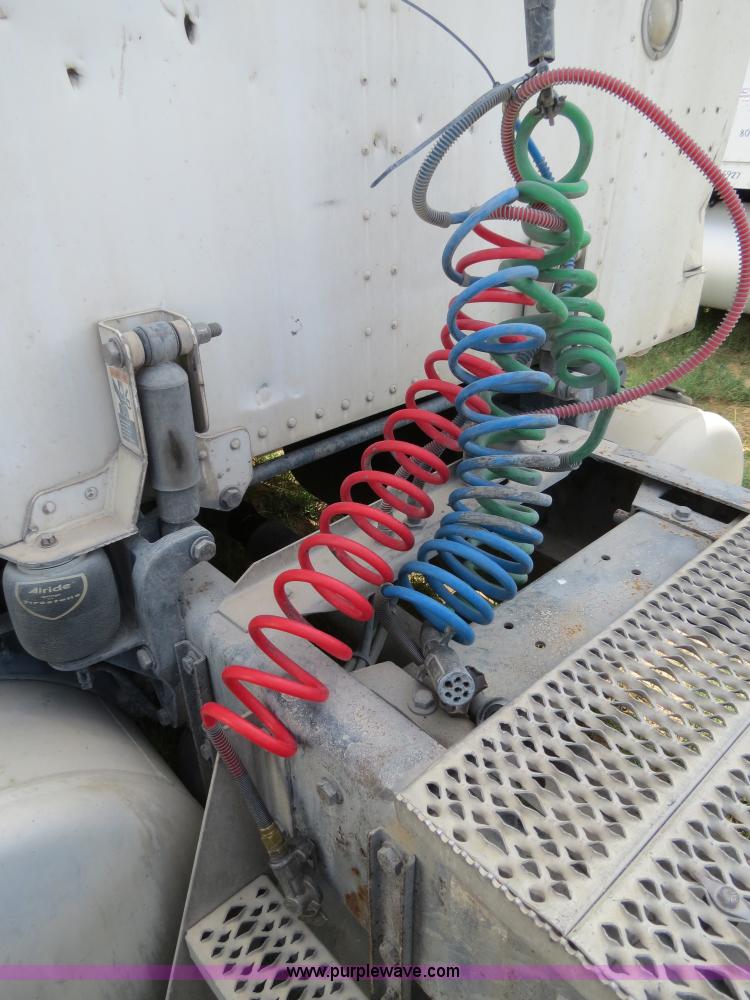 image for item B4527 2000 Peterbilt 377 semi truck