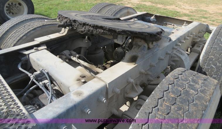 image for item B4527 2000 Peterbilt 377 semi truck