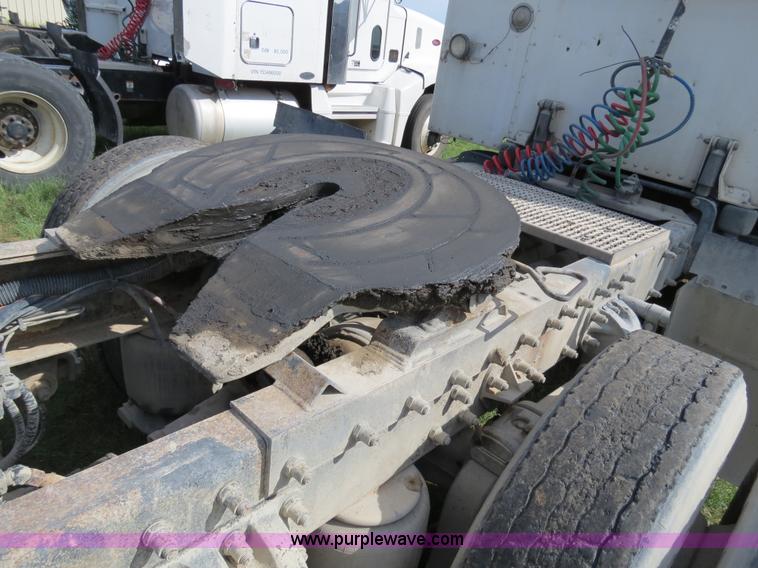 image for item B4527 2000 Peterbilt 377 semi truck