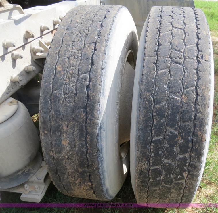 image for item B4527 2000 Peterbilt 377 semi truck