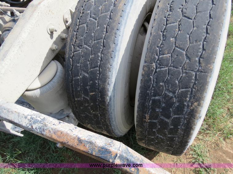 image for item B4527 2000 Peterbilt 377 semi truck