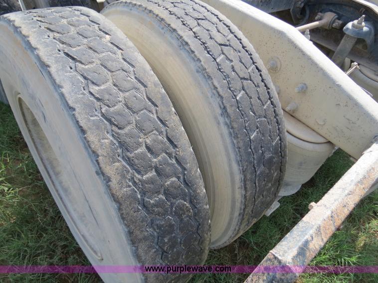 image for item B4527 2000 Peterbilt 377 semi truck