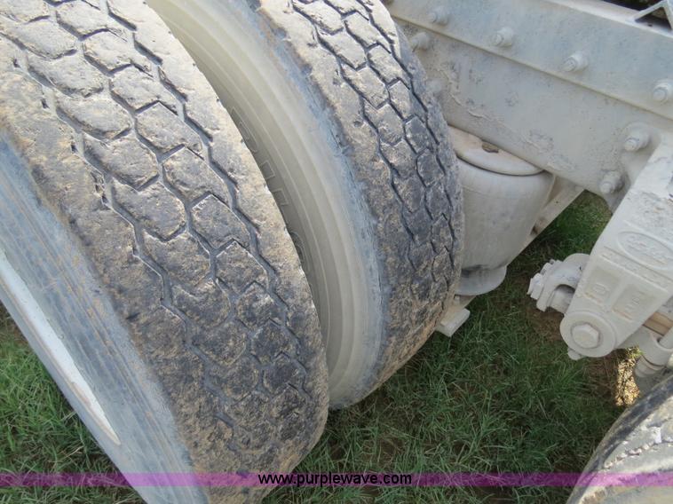 image for item B4527 2000 Peterbilt 377 semi truck