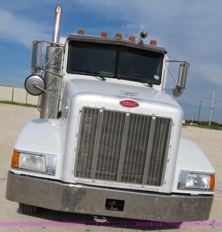 image for item B4528 2000 Peterbilt 377 semi truck