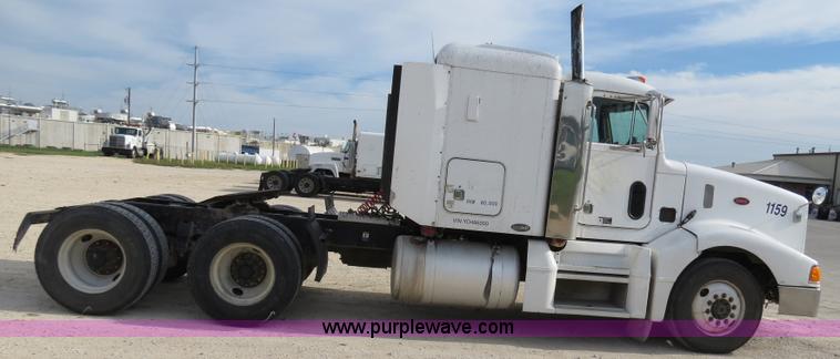 image for item B4528 2000 Peterbilt 377 semi truck