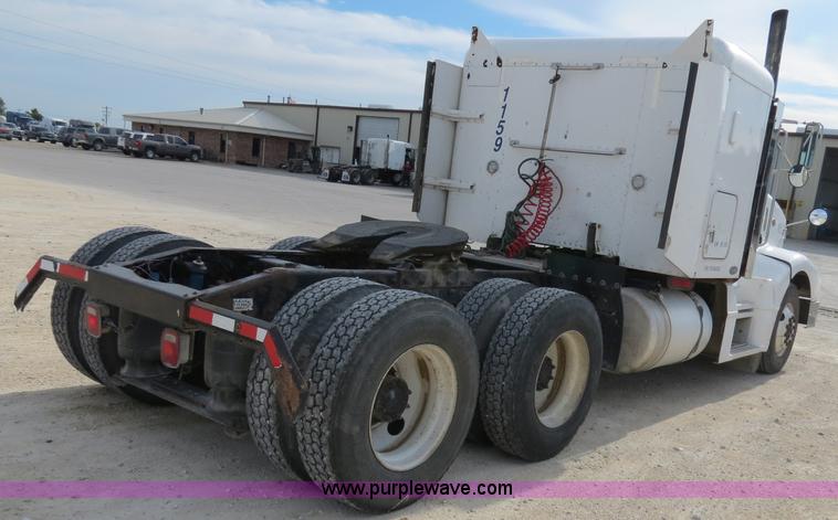 image for item B4528 2000 Peterbilt 377 semi truck