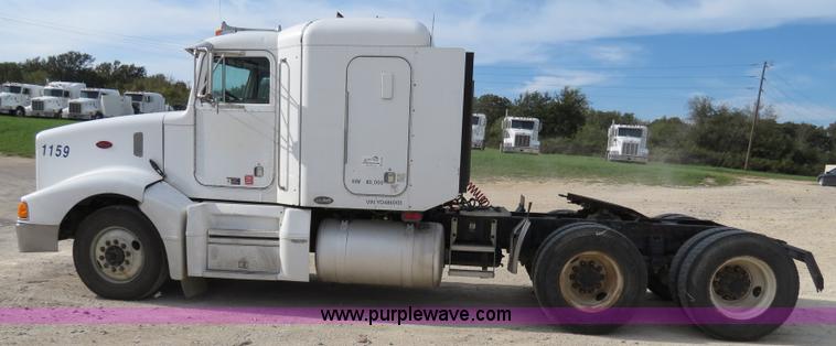 image for item B4528 2000 Peterbilt 377 semi truck