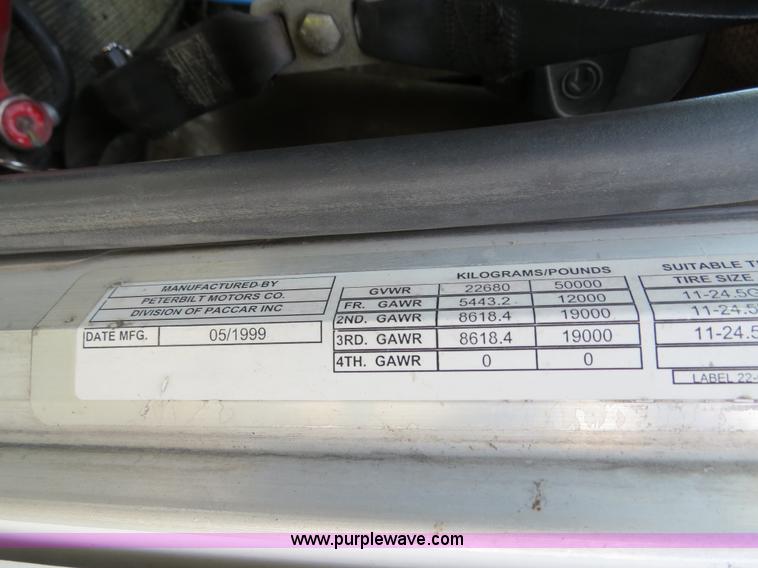 image for item B4528 2000 Peterbilt 377 semi truck