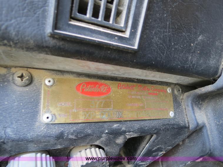 image for item B4528 2000 Peterbilt 377 semi truck