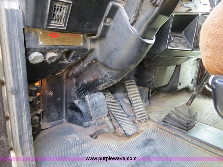 image for item B4528 2000 Peterbilt 377 semi truck