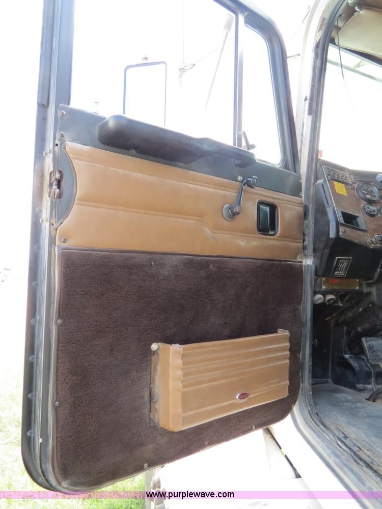 image for item B4528 2000 Peterbilt 377 semi truck