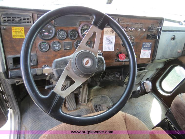 image for item B4528 2000 Peterbilt 377 semi truck