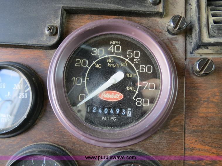image for item B4528 2000 Peterbilt 377 semi truck