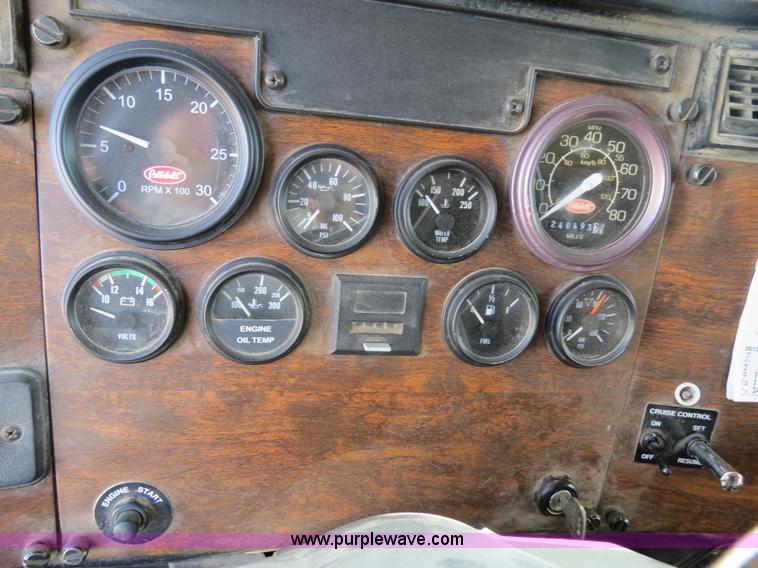 image for item B4528 2000 Peterbilt 377 semi truck