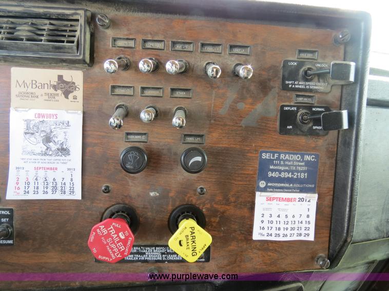 image for item B4528 2000 Peterbilt 377 semi truck