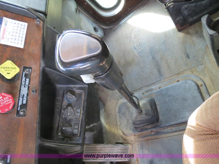 image for item B4528 2000 Peterbilt 377 semi truck