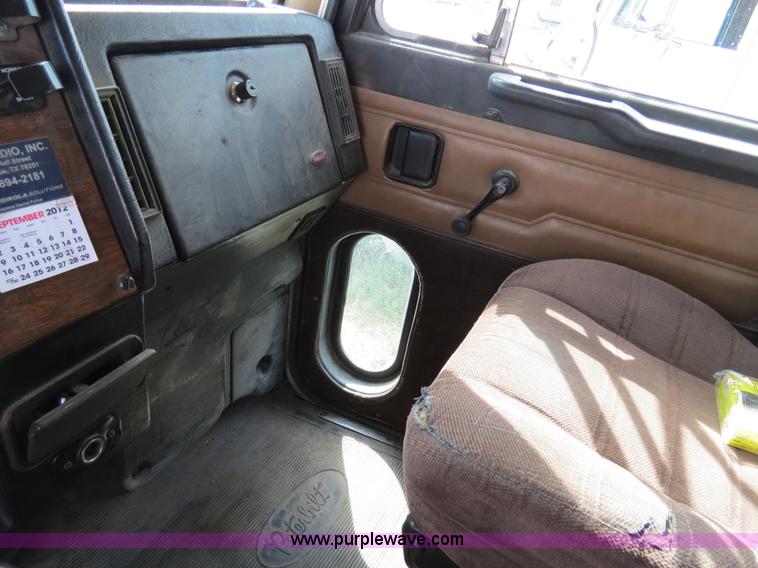 image for item B4528 2000 Peterbilt 377 semi truck