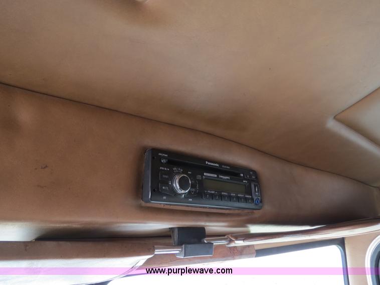 image for item B4528 2000 Peterbilt 377 semi truck