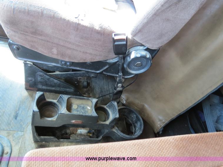 image for item B4528 2000 Peterbilt 377 semi truck