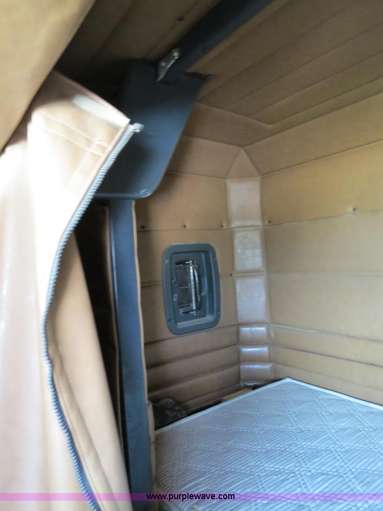 image for item B4528 2000 Peterbilt 377 semi truck