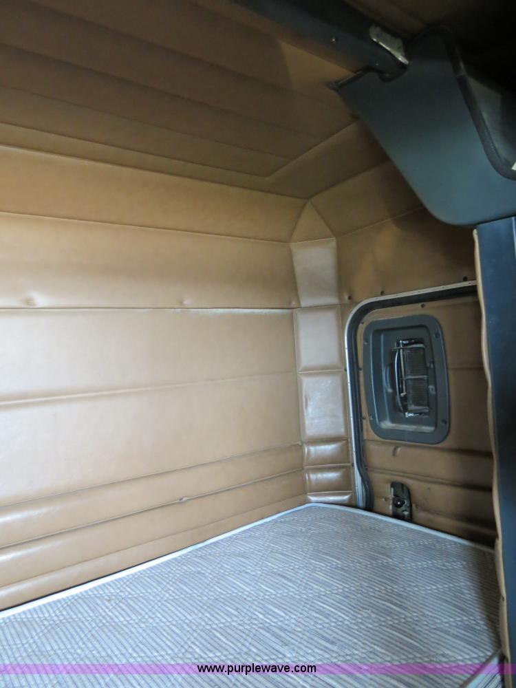 image for item B4528 2000 Peterbilt 377 semi truck